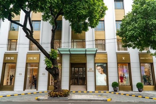 Thị trường hàng xa xỉ tăng trưởng 34%/năm, tại sao các "ông lớn" Louis Vuitton, Dior,... vẫn chưa mở nhiều cửa hàng tại Việt Nam?