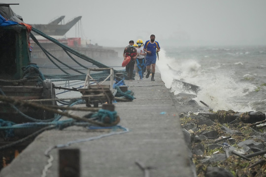 Philippines hủy và thay đổi hàng loạt chuyến bay do siêu bão Noru