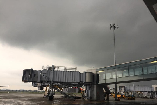 Siêu bão Noru: 10 sân bay phải đóng cửa, hàng chục nghìn hành khách bị ảnh hưởng