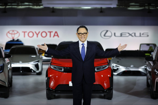 Bị chỉ trích vì chậm chạp làm xe điện, CEO Toyota bình thản: ‘Hãy để khách hàng tự quyết định’