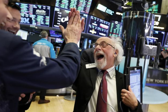 Dow Jones tăng gần 1.600 điểm chỉ trong 2 phiên, liệu thị trường chứng khoán Mỹ đã chạm đáy và đang đi lên?