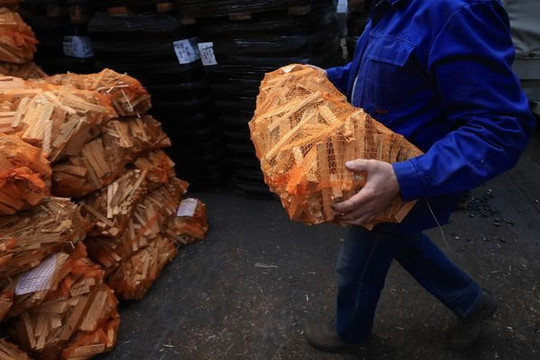 Củi gỗ hút hàng tại Châu Âu khi mùa đông tới gần