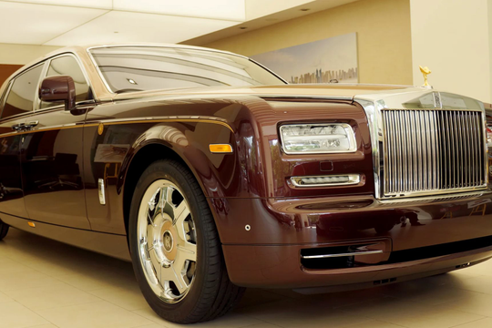Giải mã 6 chi tiết giúp Rolls-Royce “đội giá” lên gấp nhiều lần: Sẵn sàng nghiền kim cương để chiều lòng khách, bức tượng giá bằng cả chiếc xe vẫn “đắt như tôm tươi”
