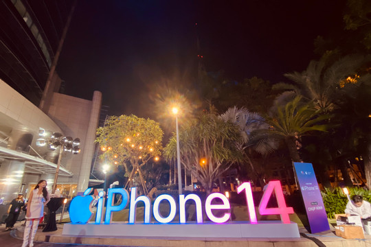 iPhone 14 phá kỷ lục trong đêm đầu tiên bàn giao, cổ phiếu ICT gồm MWG, FRT, PET... đồng loạt kịch trần  