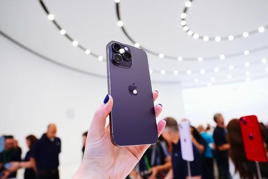“Cháy hàng” trong ngày chính thức mở bán iPhone 14 tại Việt Nam, cổ phiếu Bán lẻ thiết bị công nghệ có gì đáng chờ đợi?