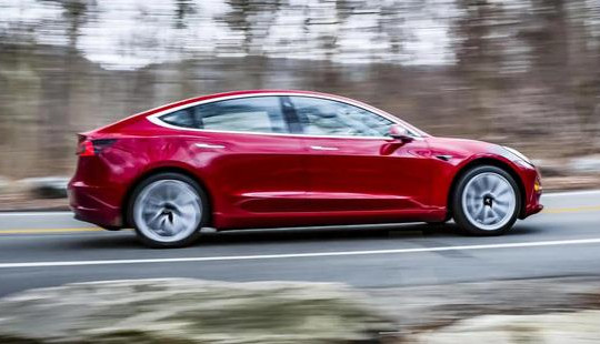 Xe điện Tesla di chuyển hơn 2.500km mà không cần sạc lại nhờ... máy phát
