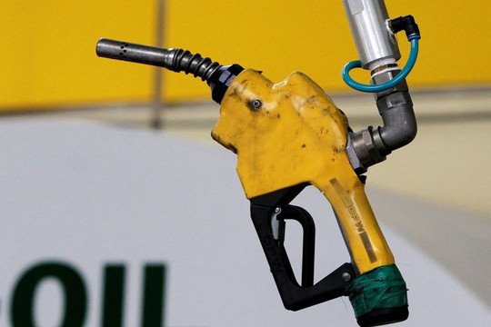 Giá dầu thô quay đầu tăng gần 1 USD