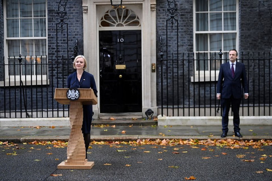 Thủ tướng Anh tuyên bố từ chức chỉ sau 6 tuần: Điều gì sẽ xảy ra tiếp theo?