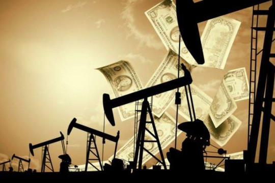 Điều gì khiến nhiều quốc gia vẫn phải trả phí cao kỷ lục dù giá dầu đã giảm mạnh 30%? 