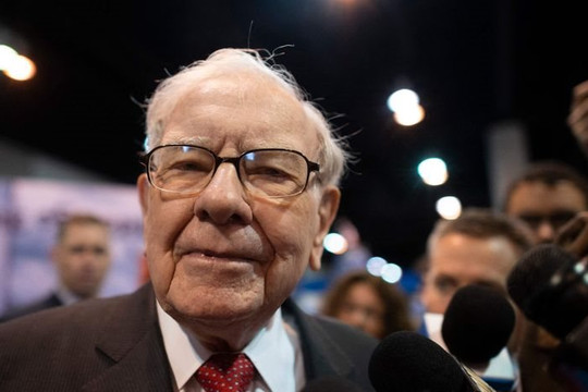 Warren Buffett chỉ ra sai lầm lớn nhất về tiền bạc mà ai cũng mắc phải