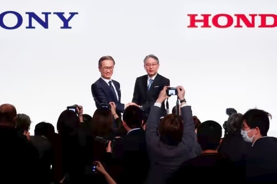 Chiến lược 'buôn vũ khí' đỉnh cao của Sony: Biết không đấu lại Apple vẫn làm điện thoại, sau Tesla 18 năm vẫn tự tin sản xuất ô tô 