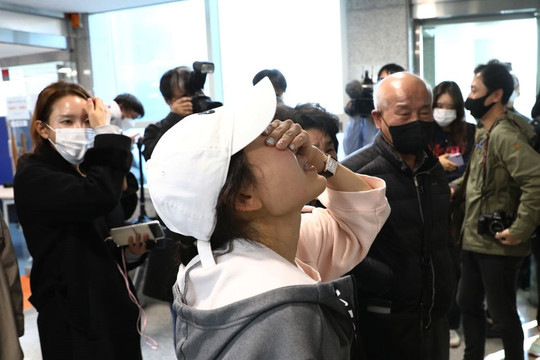 Người mẹ tuyệt vọng tìm con gái mất tích trong vụ giẫm đạp chết chóc ở Seoul: Đi khắp các bệnh viện mong thấy con