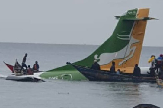Máy bay chở khách lao xuống hồ, 19 người thiệt mạng