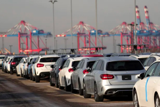 Hàng nghìn chiếc xe BMW, Tesla... xếp hàng dài lênh đênh trên biển vì tắc nghẽn nghiêm trọng, chuyện gì đang xảy ra?