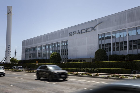 SpaceX sa thải trái phép nhân viên để trả đũa 