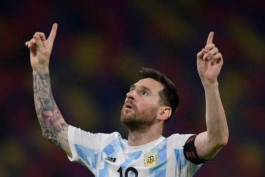 Vừa  bước vào kỳ World Cup cuối cùng, áo, giày của Messi đã được  'đặt gạch' đem đấu giá, ước tính thu nhiều triệu USD