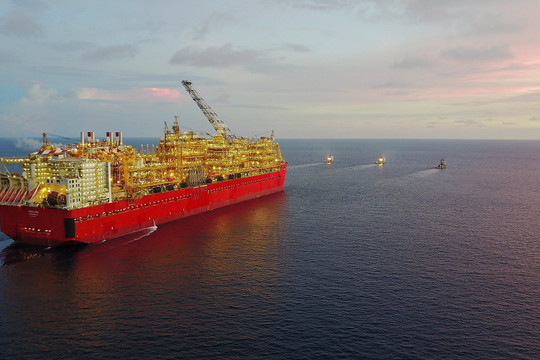 Châu Âu 'chơi lớn' dựng hàng loạt tàu nổi khổng lồ chứa LNG giữa biển để gom khí đốt