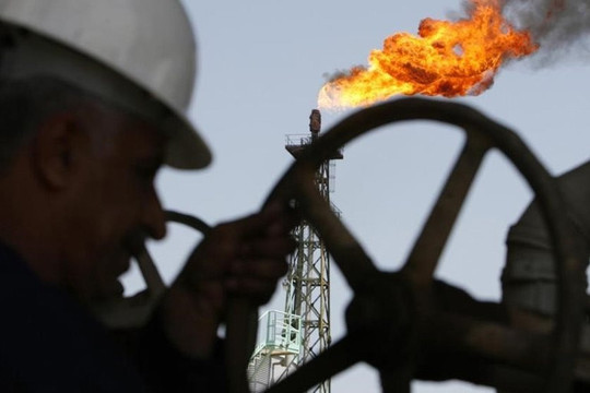 Giá dầu thô bật tăng hơn 2 USD trước những thông tin về quyết định của OPEC+