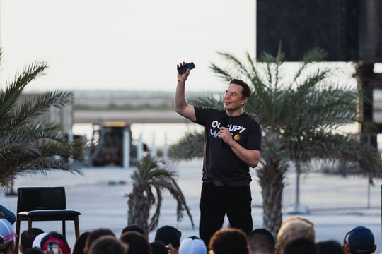 Mải "ân xá" tài khoản bị khóa, cãi vã qua lại, Elon Musk để Twitter tràn lan thông tin tiêu cực về Tesla