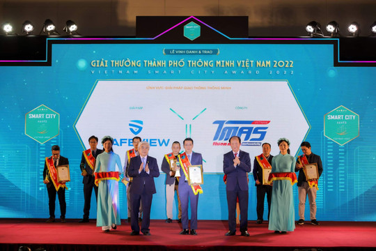 Lần đầu tiên có sản phẩm màn hình ô tô thông minh của Việt Nam giành giải thưởng Giao thông thông minh