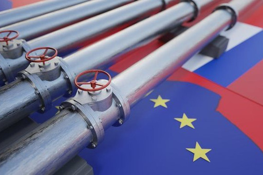 Bất chấp nguy cơ tàn phá thị trường năng lượng toàn cầu, EU quyết tâm áp giá trần dầu Nga
