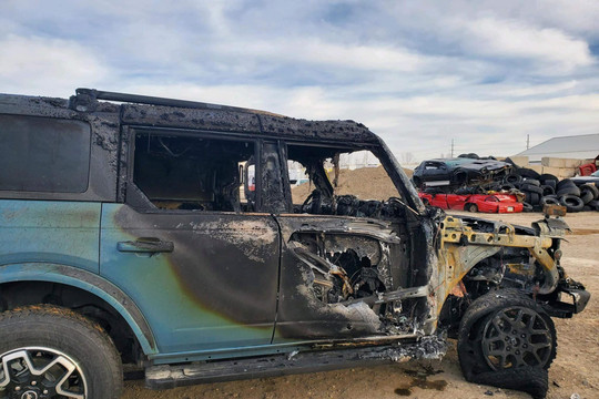 Mẫu SUV "siêu hot" của Ford bất ngờ bốc cháy sau một cú phanh gấp