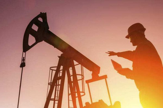 Tâm lý lo ngại suy thoái đẩy giá dầu thô về gần mức thấp nhất năm