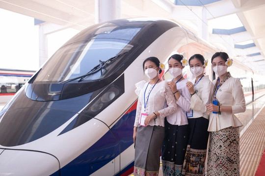 300 toa tàu hàng Made in China sắp "đổ bộ" vào Lào: Tuyến đường sắt Trung-Lào biến nhà ga Viêng Chăn thành "cảng khô" trên đất liền