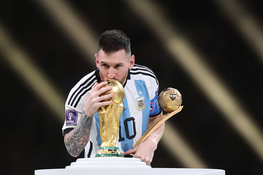 Sự thật thú vị về Cúp vàng World Cup: chiếc cúp Messi nhận được chỉ là bản sao và FIFA sắp thay cúp mới vì... không còn đủ chỗ khắc tên cho nhà vô địch
