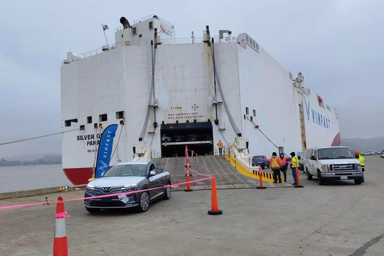 999 ô tô điện VinFast VF 8 cập cảng, sẵn sàng giao xe cho khách Mỹ