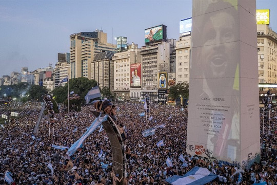 Chiến thắng của Messi và các đồng đội không thể xua tan nỗi nhọc nhằn đè nặng trên vai người dân Argentina