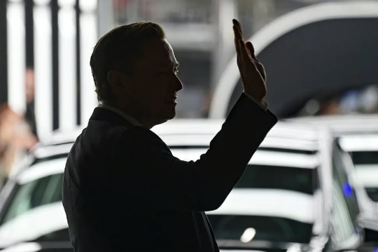 Cổ phiếu xuống đáy 2 năm, sắp mất vị thế thống trị ngành xe điện, CEO lơ là việc quản lý: Tesla sẽ đi về đâu? 