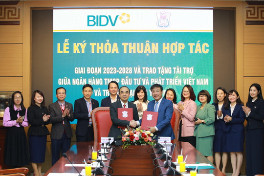 BIDV và Trường Đại học Y Hà Nội ký kết ﻿﻿Thỏa thuận hợp tác giai đoạn 2023-2028 và trao tài trợ