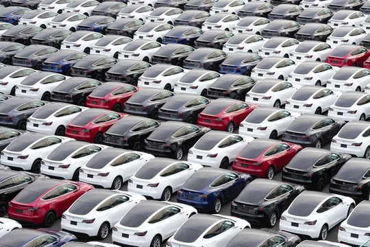 Có phải nhà đầu tư đã quá khắt khe với Tesla: Bán hơn 1,3 triệu xe, tăng trưởng 40% vẫn ‘fail target’, cổ phiếu giảm dựng đứng trong năm qua