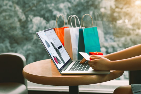 Người Mỹ chi kỷ lục 212 tỷ USD để mua sắm online trong dịp lễ cuối năm