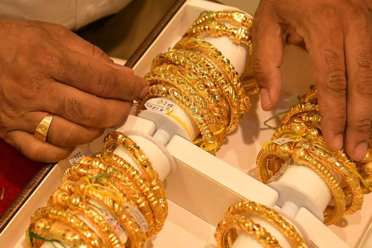 Thị trường vàng tuần qua: Vàng thế giới leo đỉnh 7 tháng, người tiêu dùng Việt vẫn mua vàng tránh lạm phát 