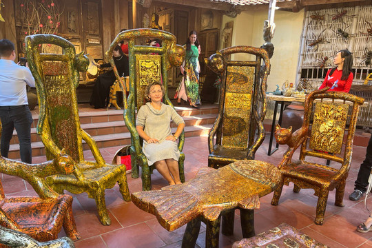 Khách Tây trải nghiệm Tết Việt, thích thú chụp ảnh cùng bộ bàn ghế sơn mài 1 tỷ đồng tại làng cổ Đường Lâm