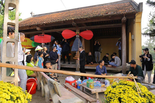 Trải nghiệm Tết Việt hút khách quốc tế tại làng cổ Đường Lâm 