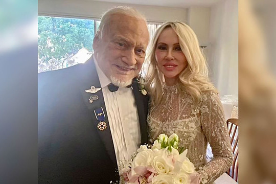Sở hữu tài sản 12 triệu USD, phi hành gia Buzz Aldrin, người thứ 2 đặt chân lên mặt trăng, vừa kết hôn ở tuổi 93