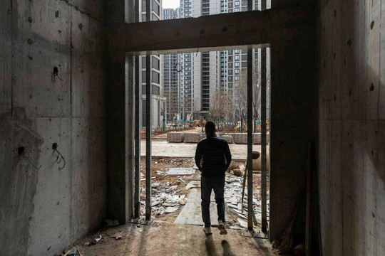 Khắp Trung Quốc mọc lên những khối bê tông "mốc xanh mốc đỏ": Người còng lưng trả nợ, kẻ ngậm ngùi nhìn theo giấc mơ tan vỡ