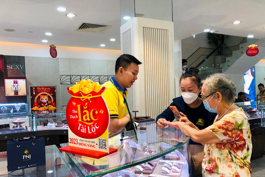 Kỷ lục mua vàng của người Việt năm 2022: Tiêu thụ 18 tấn trang sức vàng, cao nhất 14 năm, tăng trưởng mạnh nhất Đông Nam Á