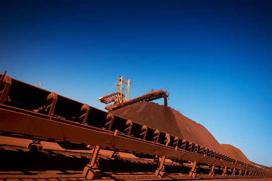 Quặng sắt – dầu thô: đâu là hàng hóa có bước chạy đà tốt từ đầu năm tới nay?