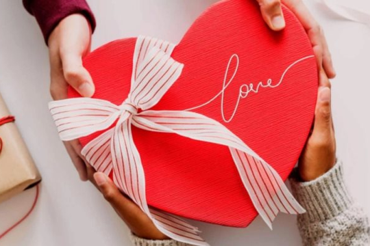 Chợ online tất bật ngày Valentine: Chỉ cần lướt Shopee hay Facebook là mua được quà tặng người yêu, vừa tiện lợi vừa có... mã giảm giá