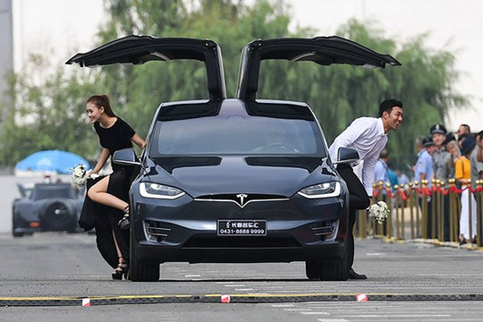 Tại thị trường xe điện lớn nhất thế giới đầy tính cạnh tranh, Tesla có thể thắng cuộc chiến giá cả, nhưng mất thị phần