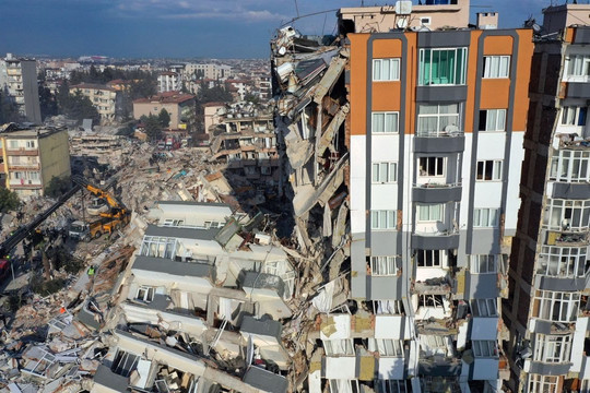 Hàng loạt tòa cao ốc sập như những khối gỗ xếp hình vì động đất: Thổ Nhĩ Kỳ bắt giữ hàng loạt các nhà thầu xây dựng
