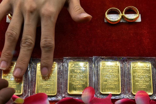 Thị trường vàng tuần qua: Giá vàng thế giới hồi phục từ đáy, trong nước tiếp tục đi xuống
