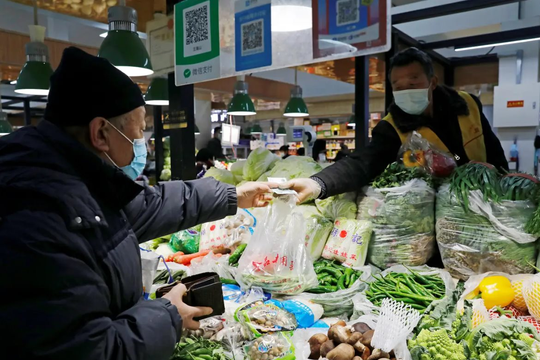 Bắc Kinh sắp phát 6 USD/tháng cho người nghèo chống đói