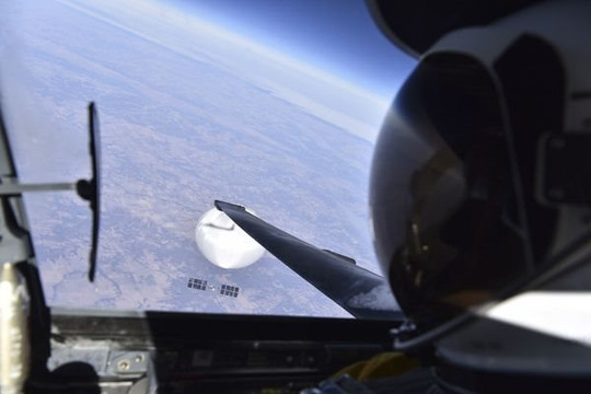 Bức ảnh đậm tính thể hiện của phi công Mỹ: Chụp với khí cầu Trung Quốc từ chiếc phi cơ ngốn hết gần 300 triệu đồng/giờ bay