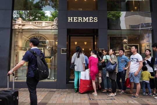 Không ai sướng bằng nhân viên Hermès: Công ty thưởng mạnh 17 tháng lương, người thấp nhất cũng bỏ túi 100 triệu đồng