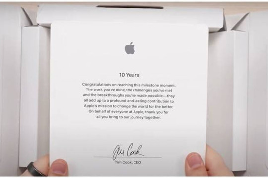 ‘Keo’ như Apple là cùng: Nhân viên làm việc đủ 10 năm nhận món quà không tưởng, dân mạng biết tin chỉ biết lắc đầu ngao ngán